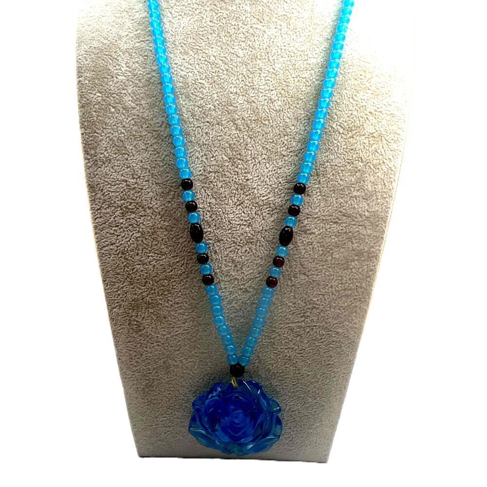 NEW Acrylic Blue Beaded Floral Pendant Necklace - Picture 7 of 12